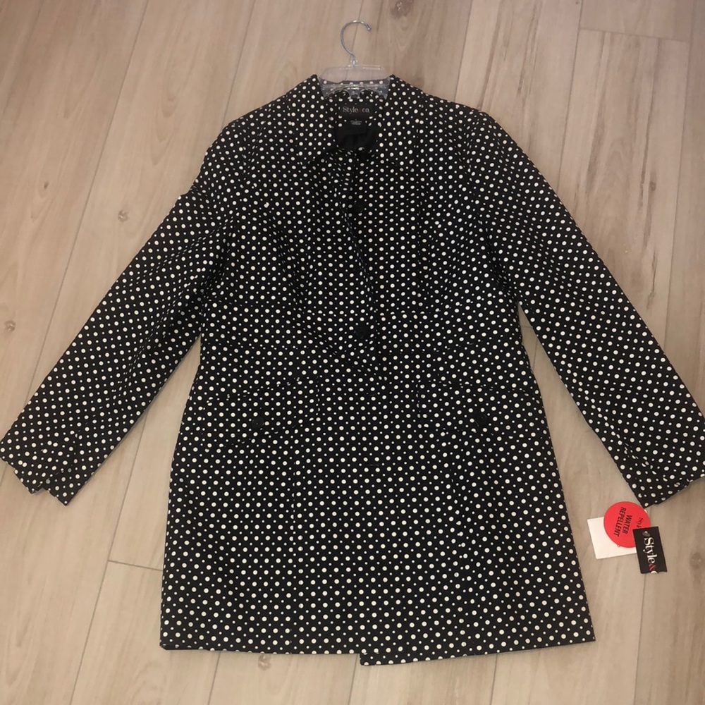 Women’s trench coat that is water resistant